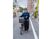 自転車を持つスタッフ