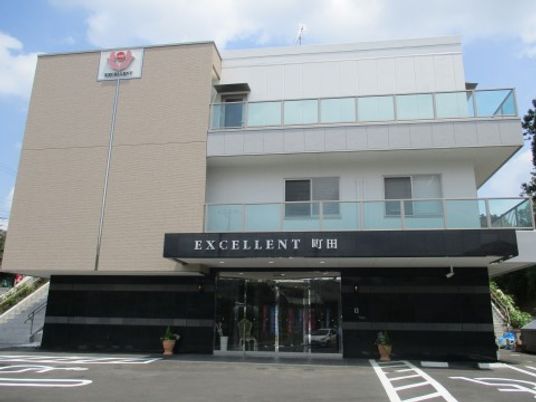 清潔感あるエントランス外観