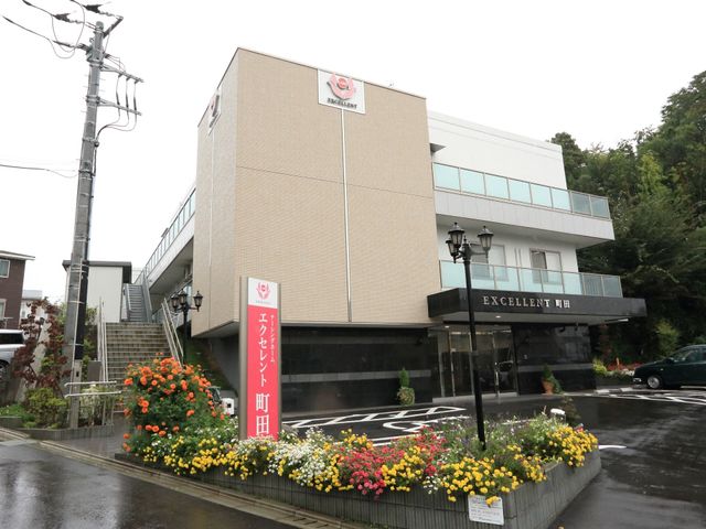 施設の外観 外観 四季折々の草花が彩る、明るく開放的な施設の外観です。訪れる方々を温かく迎え入れる場となっています。