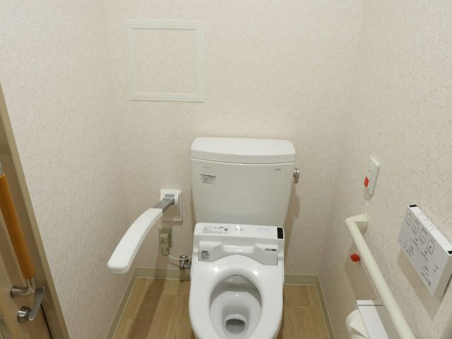 バリアフリー対応のトイレ トイレ 手すり付きで安全性を考慮した清潔感のあるトイレです。利用者の自立支援を心がけた設計となっております。