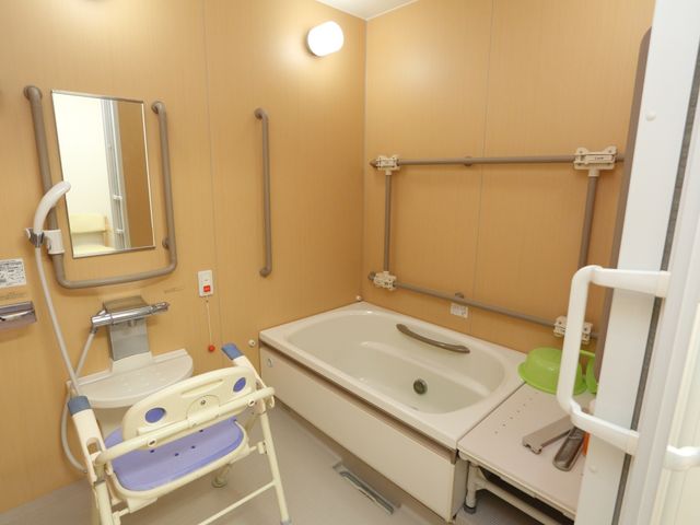 バリアフリーのきれいな浴室 浴室 安全に配慮された設計の浴室です。手すりや座面があり、快適にお使いいただけます。