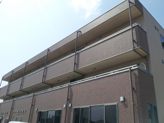 明るい外観の建物