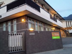 夕暮れの建物外観  