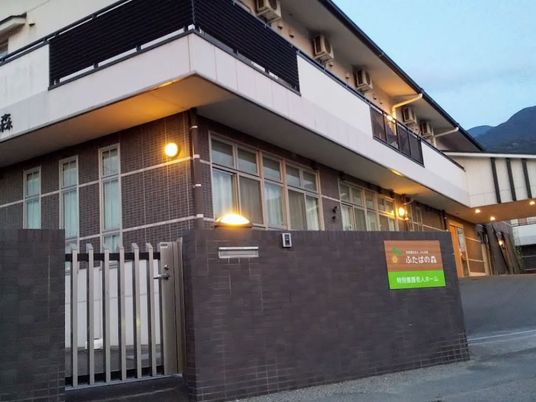 夕暮れの建物外観  