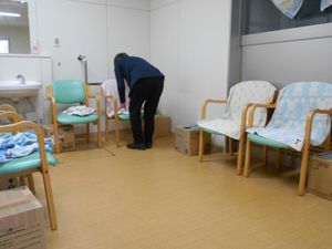 休憩室で整える職員