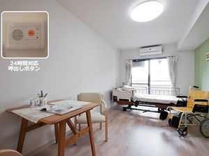 明るい居室とベッド  