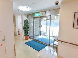 明るいエントランスの様子