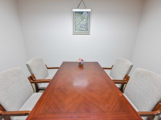 すっきりと落ち着いた面談室には、4人掛けのテーブルと椅子が設けられている。ご質問やご相談は随時受け付けている。
