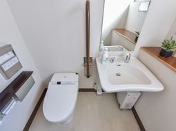清潔なトイレと洗面台
