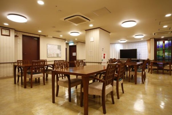 広い空間に、４脚の椅子が配置されたテーブルが数台置かれている。テーブルは間隔を空けてゆったりと配置されている。