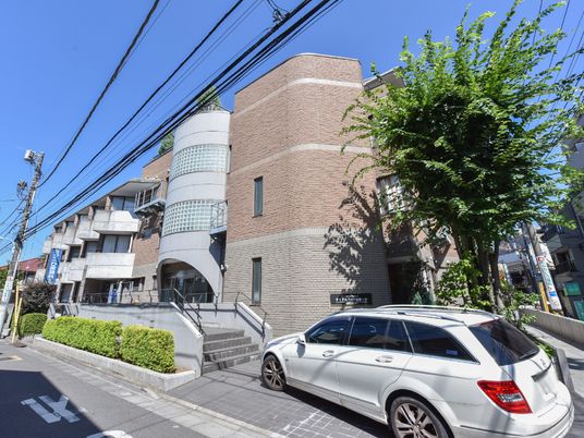 都会のシックな外観