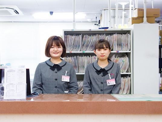 受付で働く職員二人