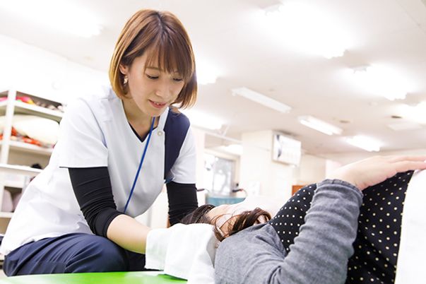和やかな様子の機能訓練室