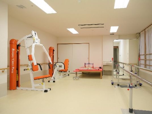 訓練用器具が並ぶ部屋