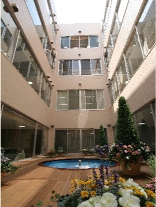 中庭にある水盤と花壇