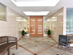 明るいエントランスの風景