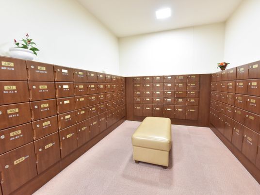 整然と並ぶ多数のロッカー