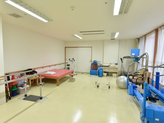 リハビリ機器が並ぶ訓練室