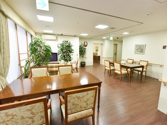 広々とした明るいラウンジ