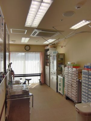 薬品棚のある医務室