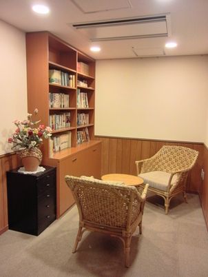 読書可能な椅子の角部屋  
