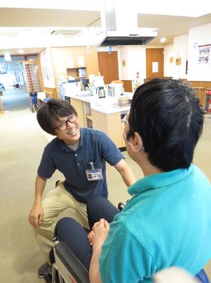 スタッフの笑顔と会話の廊下