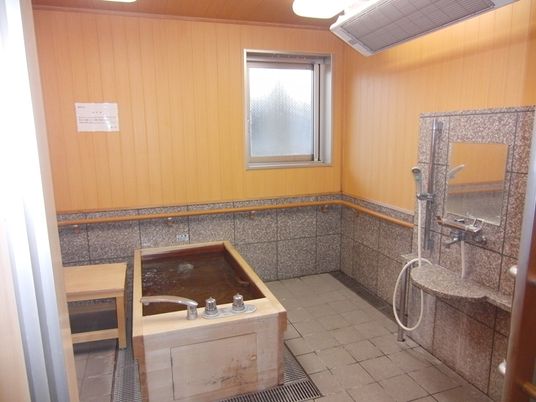 木製浴槽がある浴室