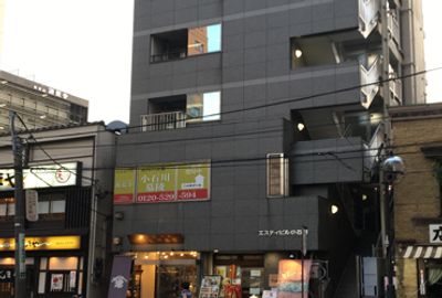 落ち着いた外観の建物