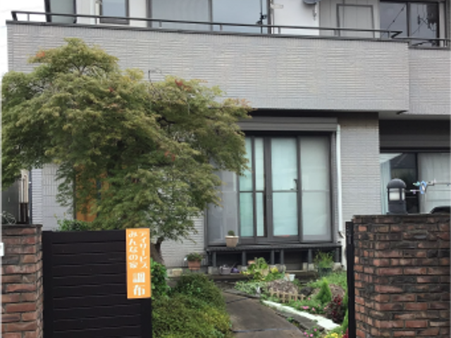 緑に囲まれた建物外観 外観 緑豊かな庭に囲まれた建物。入居者が快適に過ごせる住環境が整っています。