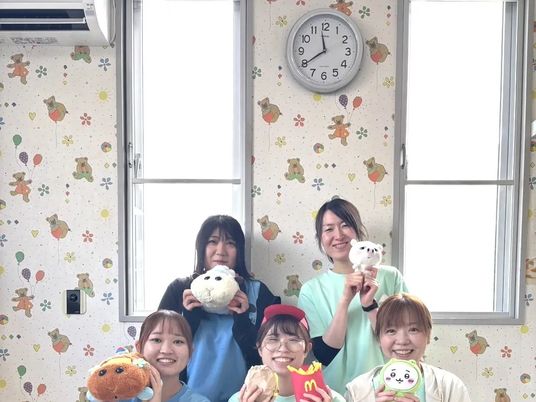 明るい壁際のスタッフ集合  