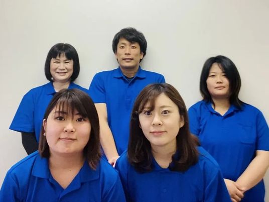 青い制服のスタッフ集合  