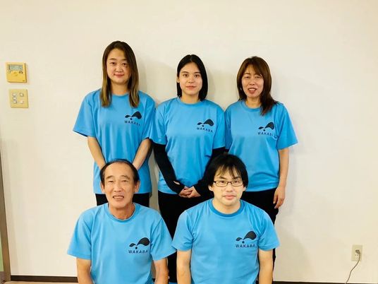介護スタッフ集合の室内  