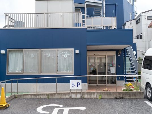 青い建物の外観  