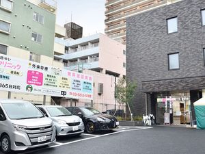建物外観と駐車場の様子  