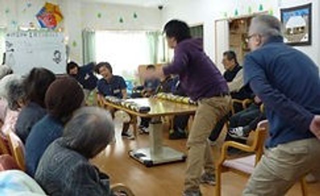 活気あるレクリエーション風景 多目的室 和やかな雰囲気のレクリエーションタイムです。複数の方々が楽しんでいる様子が伝わってきます。