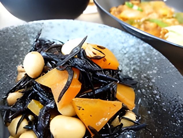 美味しそうな料理 料理 色鮮やかで栄養バランスを考えられた食事が提供されています。健康を支える美味しさをご提供します。