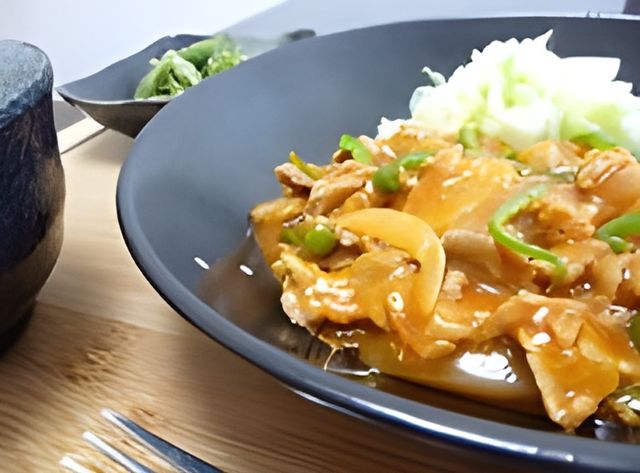 温かみのある料理 料理 手の込んだ料理が並べられた黒いお皿が、居心地の良い生活を彩っています。