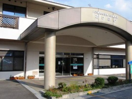 広いエントランス外観