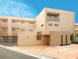 明るく清潔な建物のエントランス