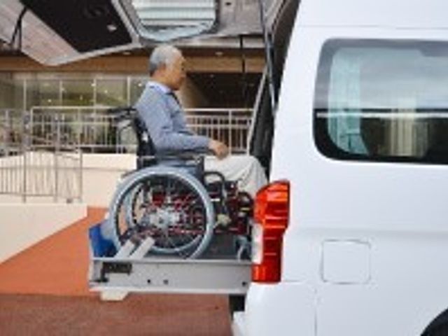 バリアフリーのエントランス 福祉車両 ゆったりとした通路は車いす使用者に配慮されていて、ご来訪に便利な施設です。スロープ完備で安心して出入りができます。