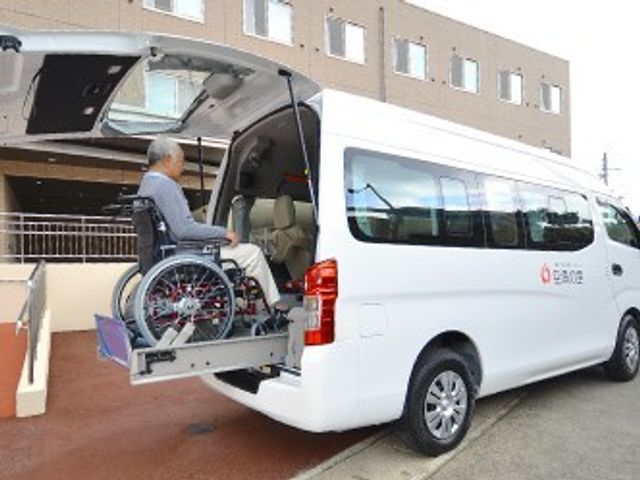 バリアフリー対応の車両 福祉車両 車両へのアクセスがしやすいバリアフリー設計が施された入口です。リフトを備えており、車椅子を利用される方も安心して乗降できます。