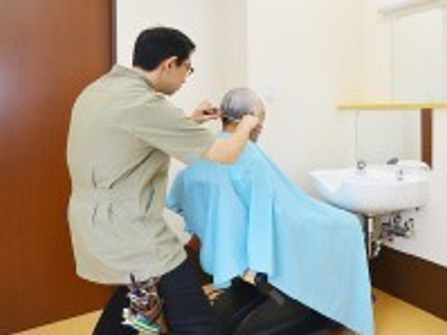 美容室でのヘアカット 理美容室 ケア付きの明るい理美容スペースで、ご入居者の毎日を彩るサービスを提供しています。働き甲斐のある環境で活躍できます。