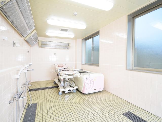 清潔な浴室設備 機械浴槽 明るく広々とした浴室は、最新の設備が整い、安全に配慮された設計となっております。安心してケアを提供できる環境での就業をご検討ください。