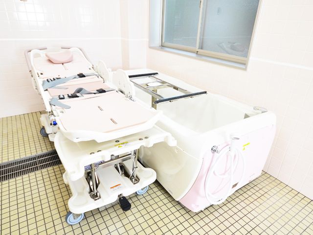 バリアフリー設計の浴室 機械浴槽 ゆったりしたバリアフリーの浴室です。安全に配慮された設計で、リラックスして身体を清潔に保つことができます。