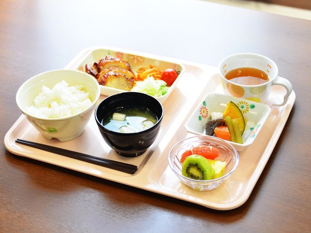 栄養バランスの取れた食事 食事 彩り豊かで栄養バランスに配慮された食事が提供されており、健康的な毎日を支えています。