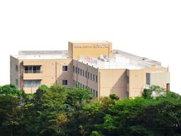 緑に囲まれた建物外観