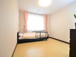 明るい個室の寝室