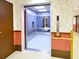 明るい廊下のエレベーター