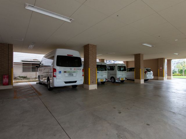 屋根付き駐車場の車両 駐車場 ゆったりとした駐車スペースを有する屋根付きの駐車場です。外出時の心配も少なく、安心して業務に取り組めます。