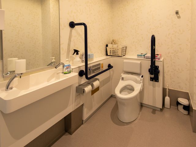 バリアフリー化されたトイレ トイレ 手すりが設置された清潔感のあるトイレです。利用者の安全と便宜を考慮した設計になっています。